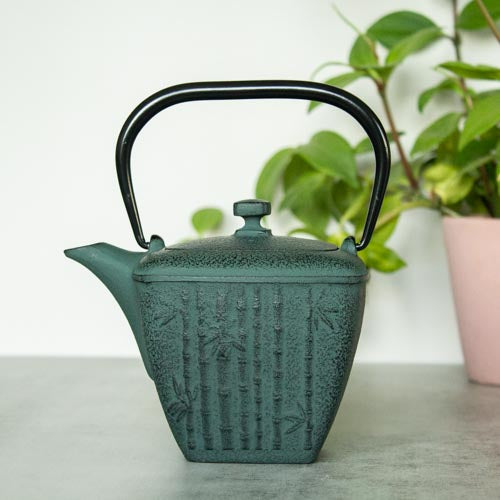 Théière Japonaise Carrée en Fonte 0,6L