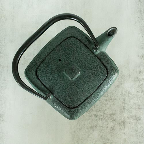 Théière Japonaise Carrée en Fonte 0,6L