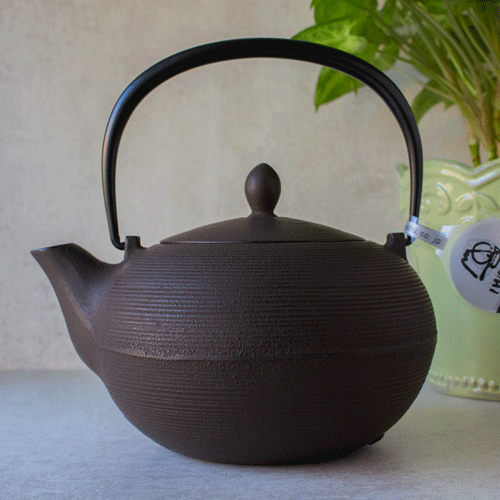 Théière Japonaise en Fonte Iwachu Brune 0,75L